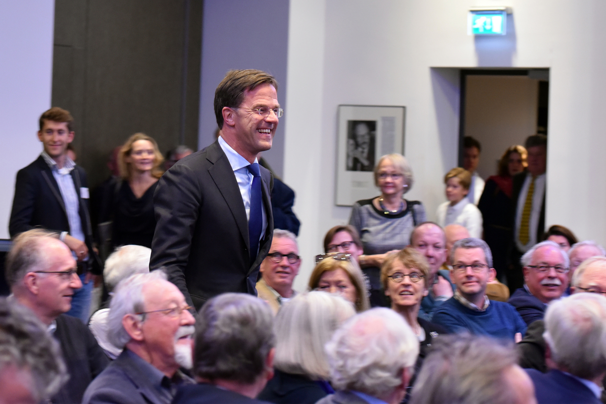 Minister-president Mark Rutte spreekt bij de uitreiking van een Koninklijke Onderscheiding aan Jan Schinkelshoek