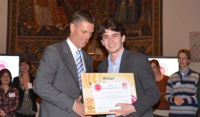 Winnend student Rogier Wildeboer ontvangt award voor beste bacheloronderzoek uit handen van Tweede Kamerlid Pieter Duisenberg (VVD)