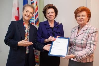 With Prof Herta Daubler-Gmelin (left) and Prof Vaire Vike Freiberga, receiving their report