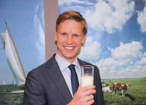 Jan drinkt melk