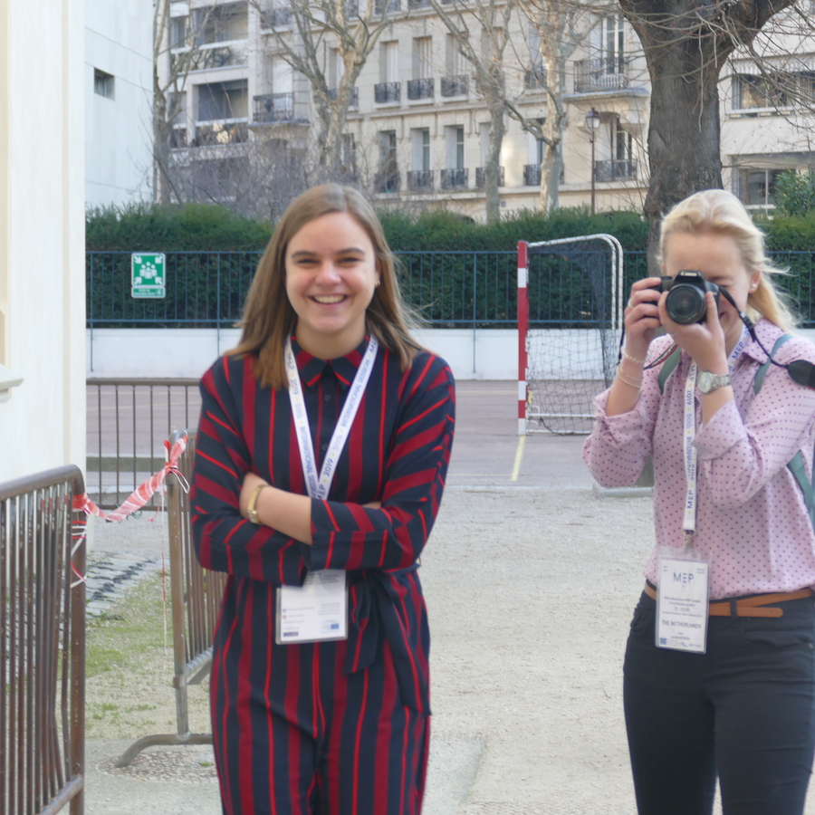 11MEP Press Laurie en Elisa