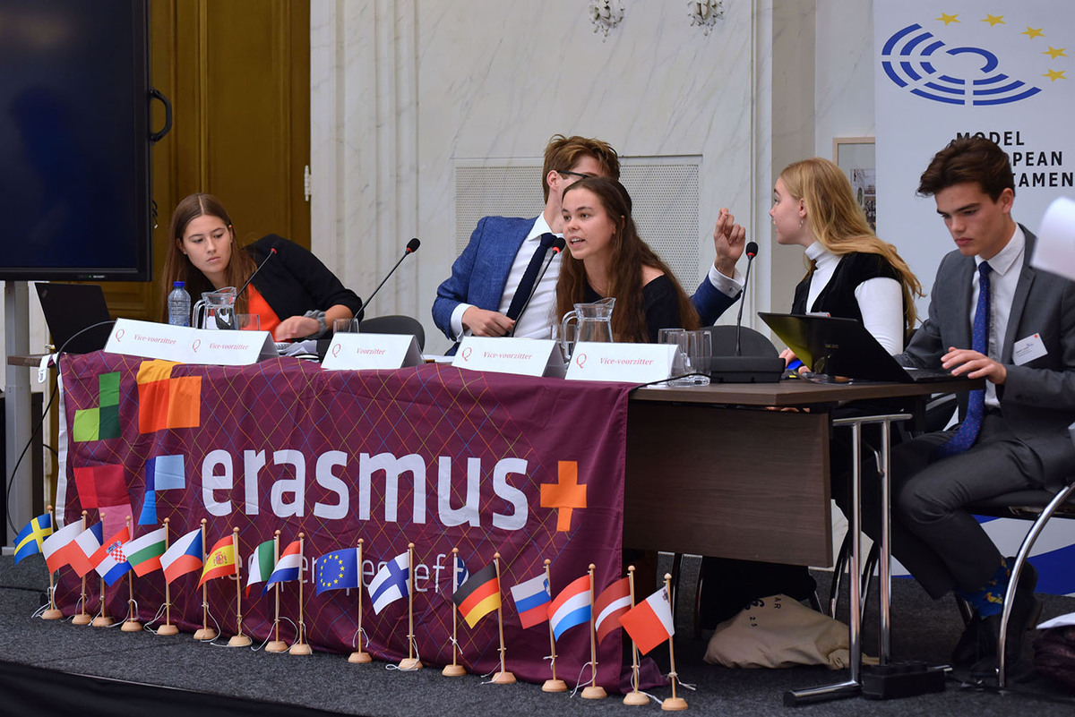 Foto's Eerste dag Algemene Vergaderingen van het Model European Parliament Nederland 2019