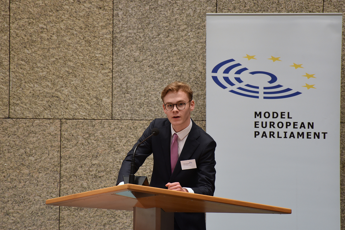 Foto's Tweede dag Algemene Vergaderingen van het Model European Parliament Nederland 2019