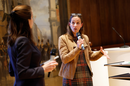 Pien van den Eijnden en moderator Eveline van Rijswijk