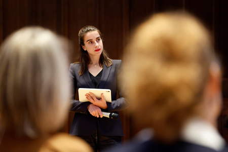 moderator Eveline van Rijswijk tijdens Symposium "Viering 175 jaar Grondwet" op 2 november 2023